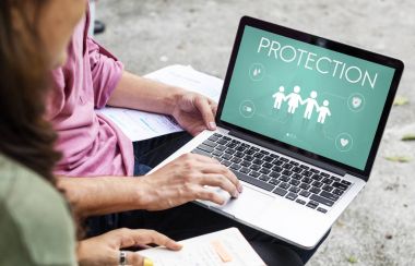 birlikte laptop kullanan öğrenciler