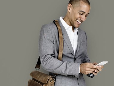 işadamı gülen kullanarak telefon