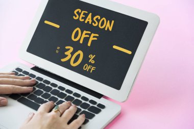 Dizüstü bilgisayar kullanan kişi.