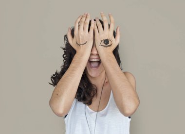 elleri gözleri çizim ile kadın