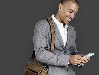 işadamı gülen kullanarak telefon