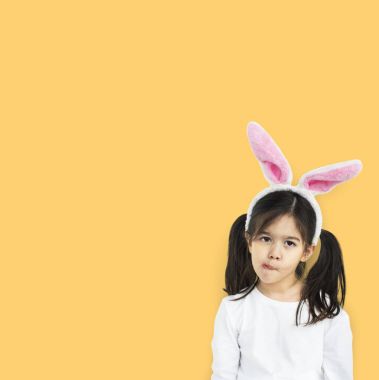 tavşan kulakları giyen kız