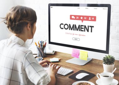 bilgisayar ile çalışan kadın 