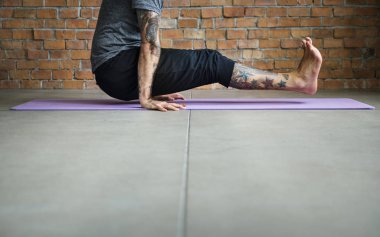 insanlar Yoga esneklik egzersiz yapıyor