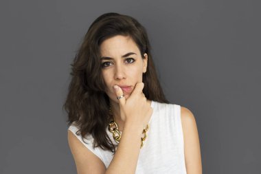 kadın stüdyoda poz