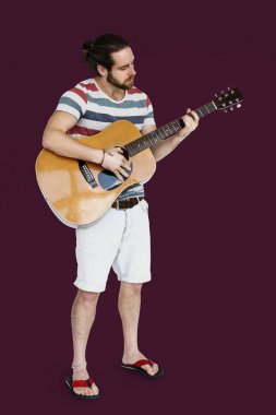 Stüdyoda poz veren adam