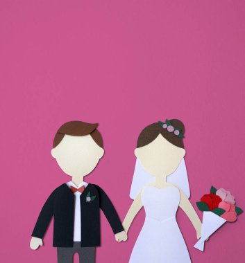 Gelin ve damat el ele tutuşuyorlar.