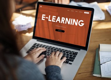 Bilgisayar kullanan öğrenci