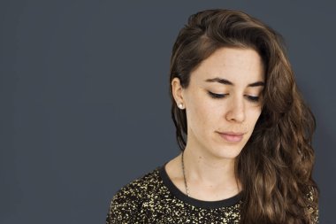 kadın stüdyoda poz