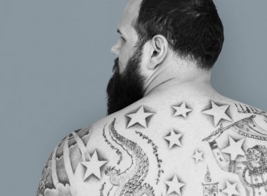 Sırt dövmesi olan adam