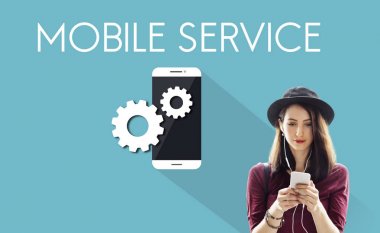 Akıllı telefon kullanan kadın