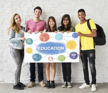 afişini tutan öğrenciler