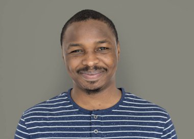 Yakışıklı sakallı adam.