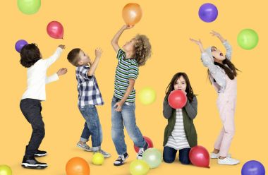 renkli balon ile oynayan çocukların grup