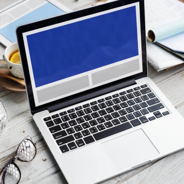 çalışma alanı tablo açılan laptop