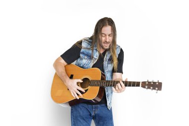 Studio poz uzun saçlı adam