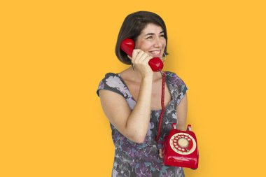 Telefonda konuşan kadın.