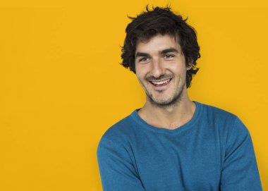 Genç, gülümseyen beyaz adam.