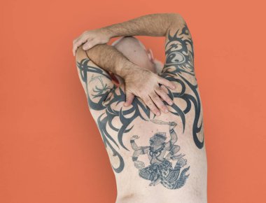 Sırt dövmesi olan adam