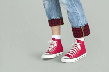 kırmızı spor ayakkabı içinde ayak