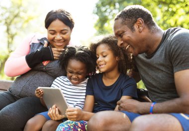 Dijital tablet kullanan aile