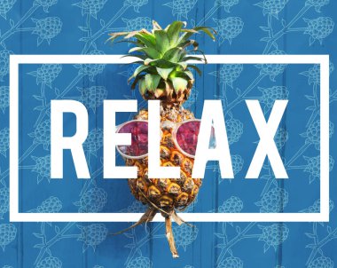 ananas tablo üzerinde güneş gözlüğü ile