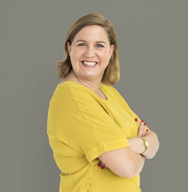 Kadın stüdyoda neşeli 