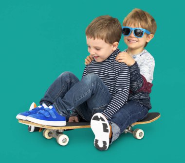  çocuklar stüdyoda kaykay