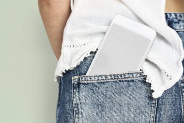 insanlar pantolon cebinde cep telefonu