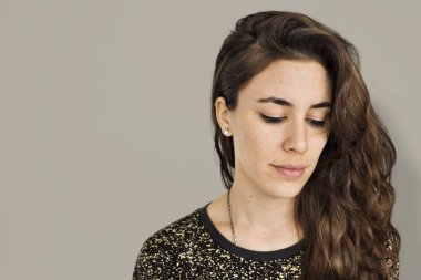 kadın stüdyoda poz