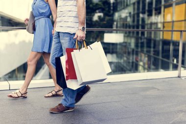 hareketli merdiven üzerinde romantik duran