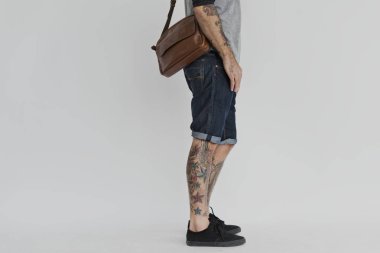 yakışıklı dövmeli adam