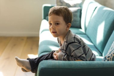 Koltukta oturan küçük çocuk