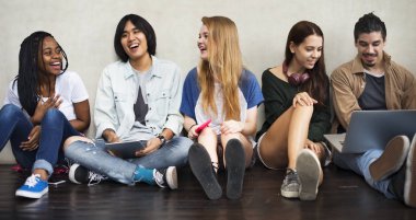 Arkadaşlar birlikte vakit geçiriyorlar. 