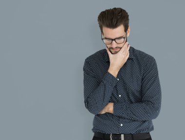 düşünme ve çene üzerinde elini tutarak dostum