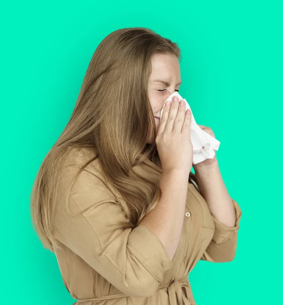 Mujer estornudando o llorando en el tejido — Foto de Stock