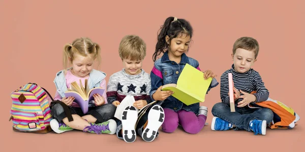 Děti drží knihy — Stock fotografie