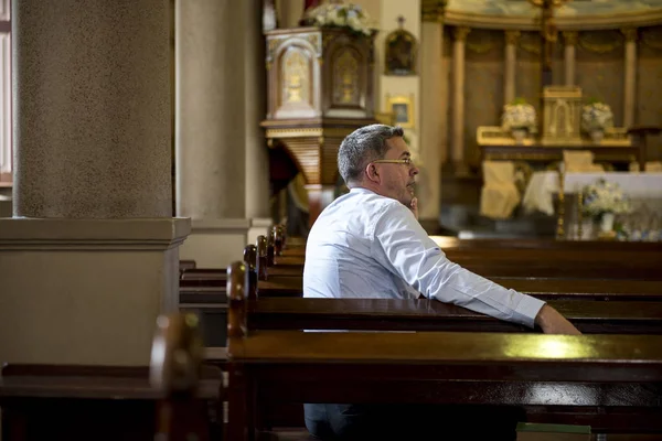 Senior man in kerk — Stockfoto