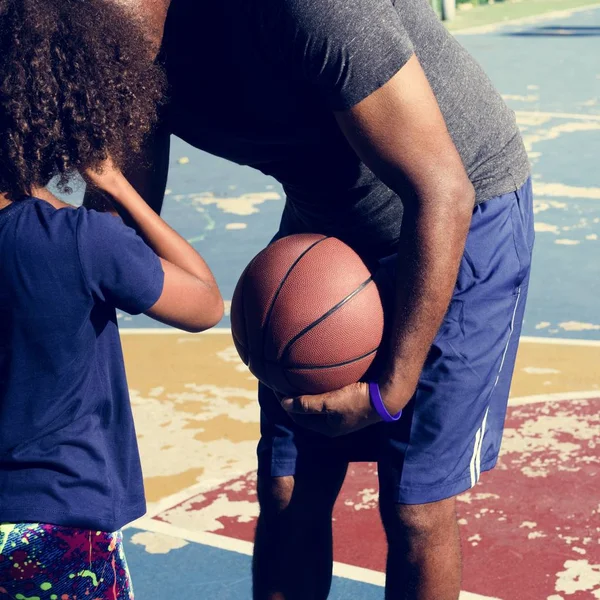 Pai e filha jogando basquete — Fotografia de Stock