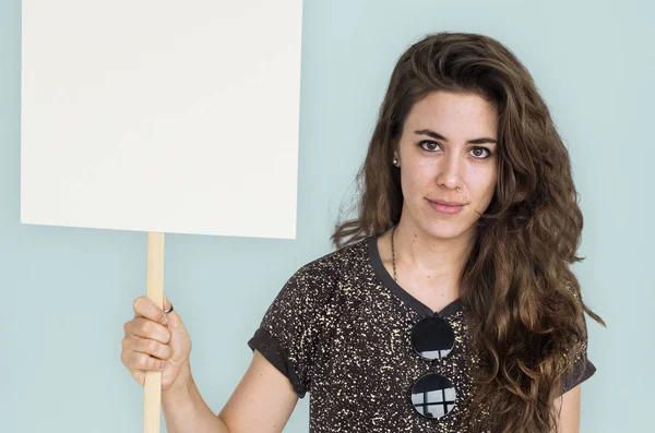 Mulher segurando cartaz — Fotografia de Stock