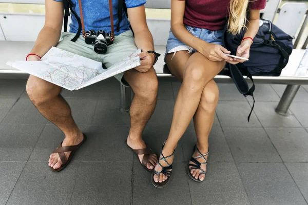 Pareja viajando con un mapa — Foto de Stock