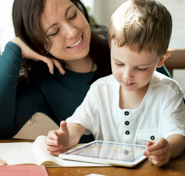 Mor och son med tablett — Stockfoto