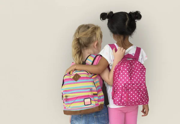 Chicas lindas con bolsas en el estudio — Foto de Stock