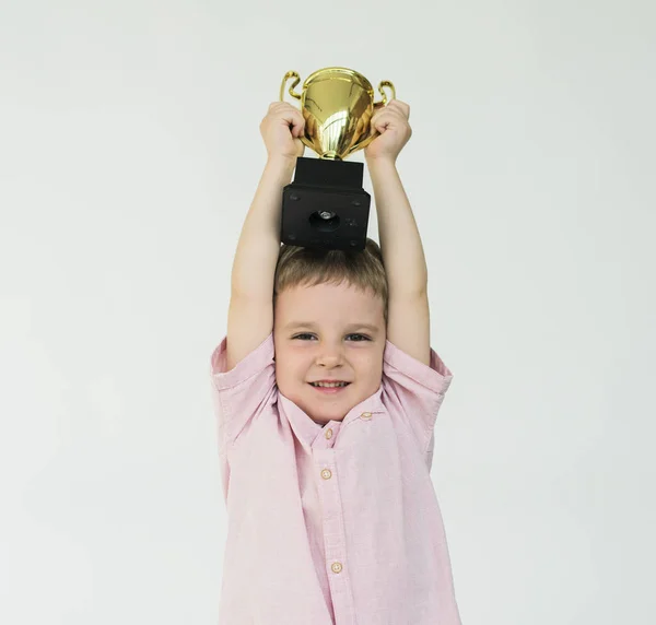 Niño sosteniendo trofeo —  Fotos de Stock