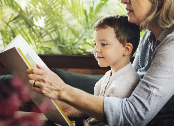 Бабуся читає книгу з онуком — стокове фото