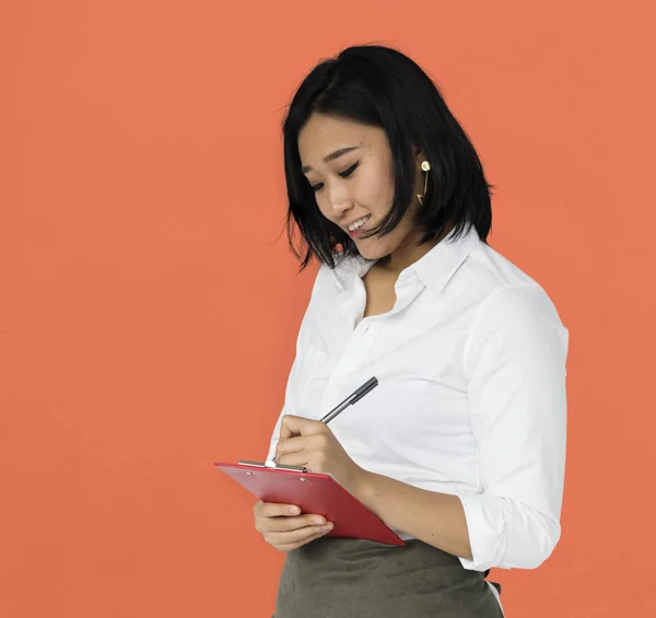 Aziatische vrouw schrijft notities — Stockfoto