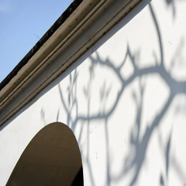 Zid și acoperiș cu umbră — Fotografie, imagine de stoc