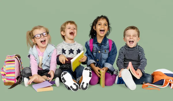 Niños sosteniendo libros — Foto de Stock