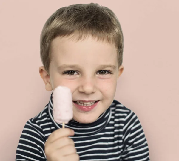 Niño sosteniendo helado —  Fotos de Stock