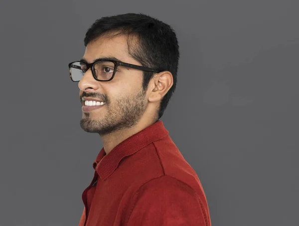 Hombre indio sonriente en el estudio — Foto de Stock